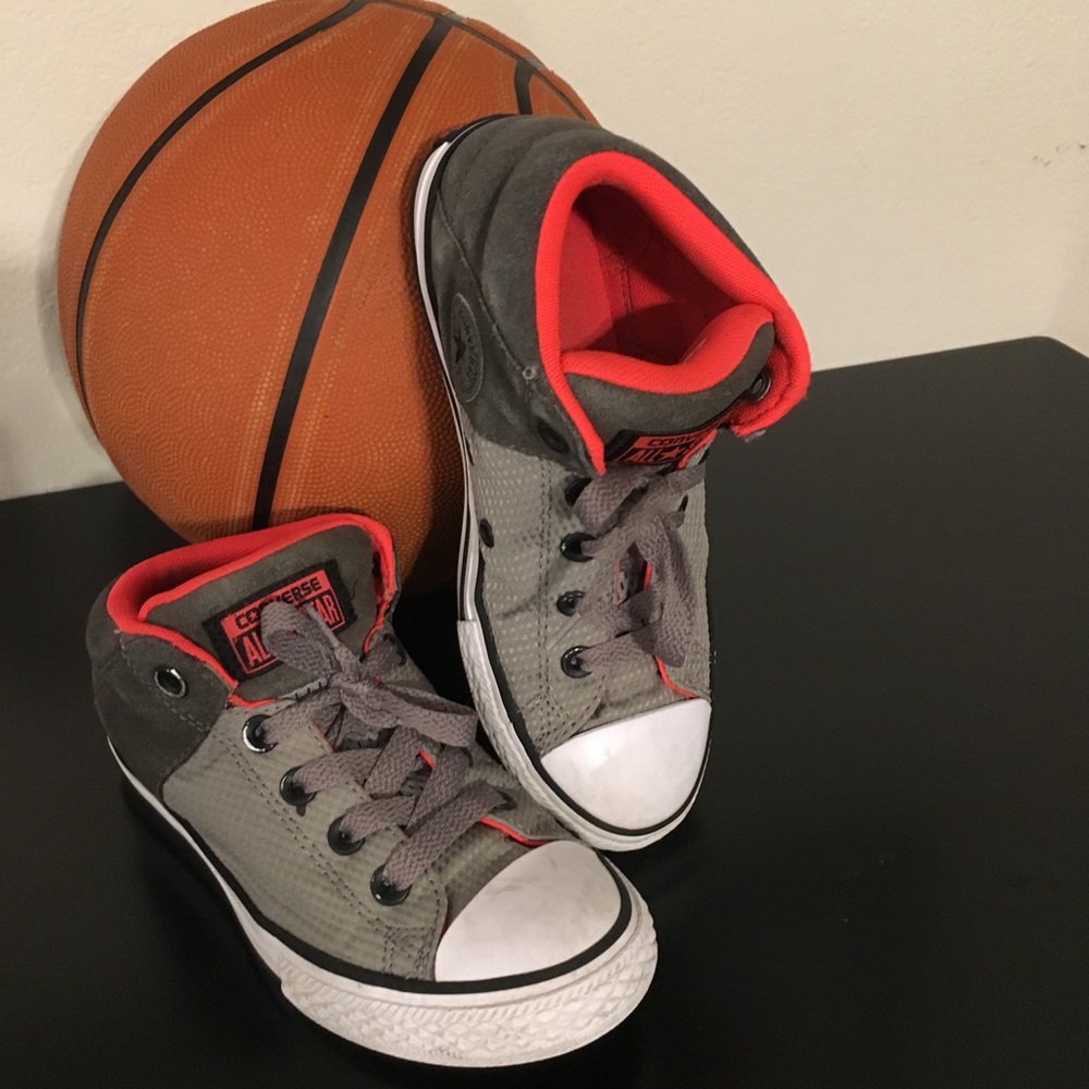 Boys size 2 Converse Hightop